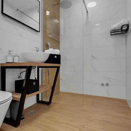 L & B * 마카르스카